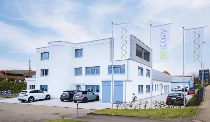 BioCopy-Unternehmensgebäude mit BioCopy-Fahnen